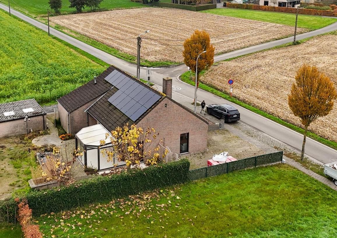 Verzorgde bungalow met: 3 slaapkamers, tuin en garage foto 2