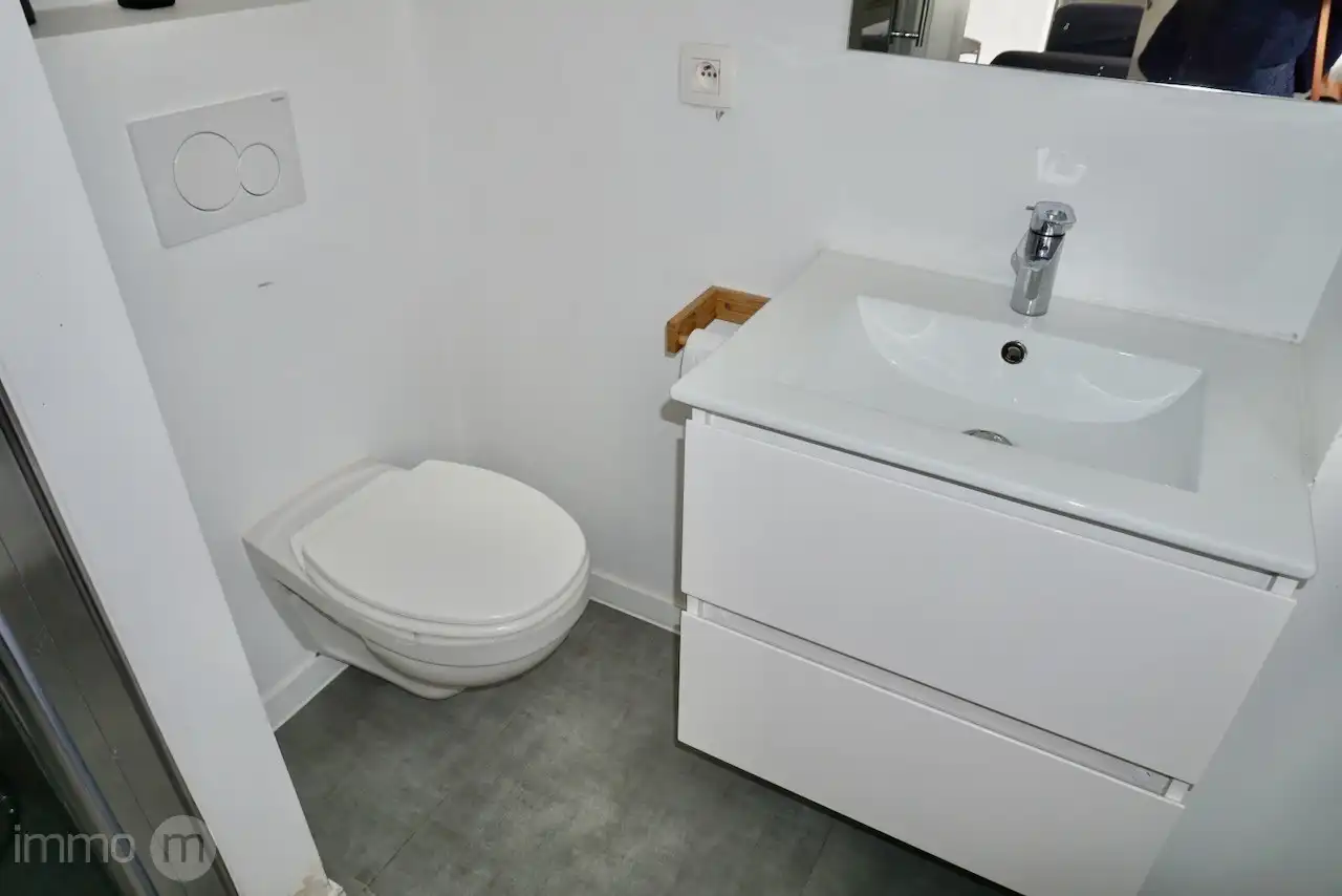 Gemeubelde studio 32m2 met aparte slaapkamer en open uitzicht – Tervuursevest Leuven foto 12