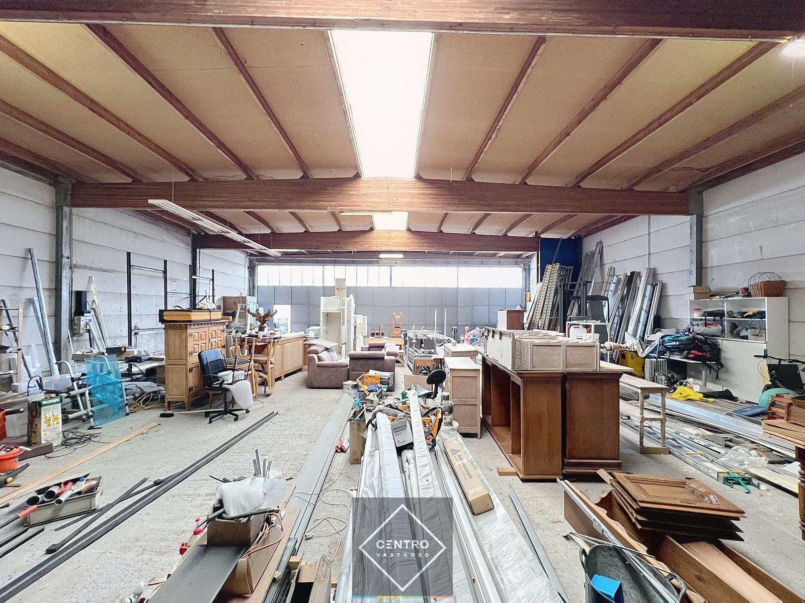 Goed gelegen MAGAZIJN (± 300m2) met parking TE HUUR nabij centrum Roeselare. foto 7