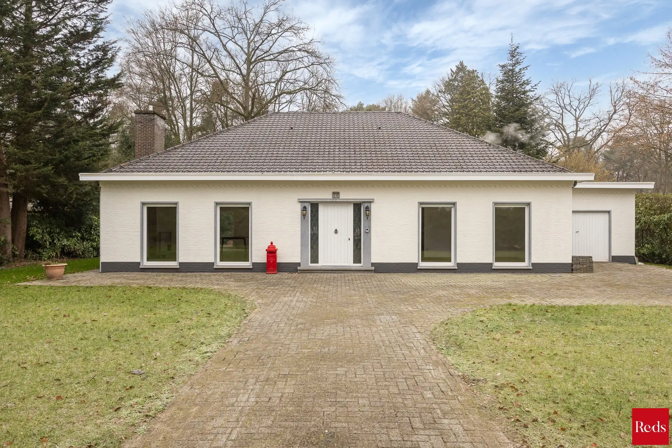 Laagbouwvilla op een prachtig perceel van ca . 3058 m² foto {{pictureIndex}}