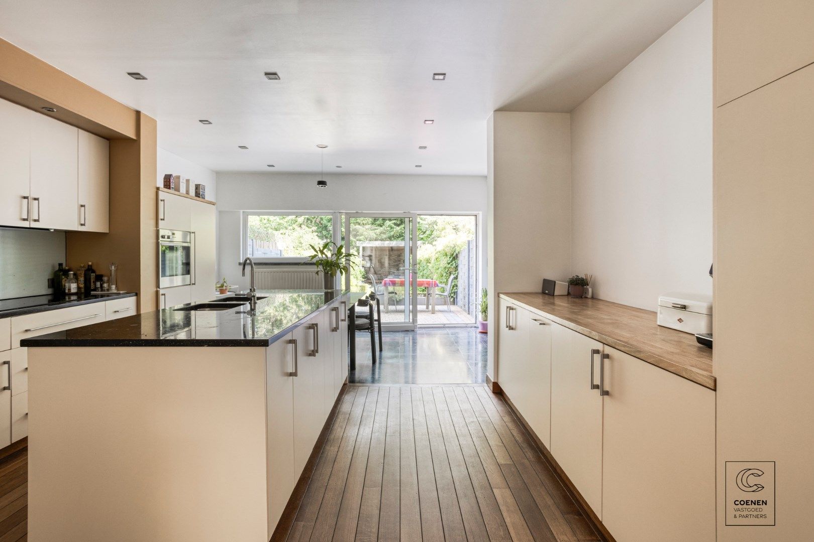 Instapklaar herenhuis van 241 m² met drie slaapkamers, gelegen in Mortsel! foto 4