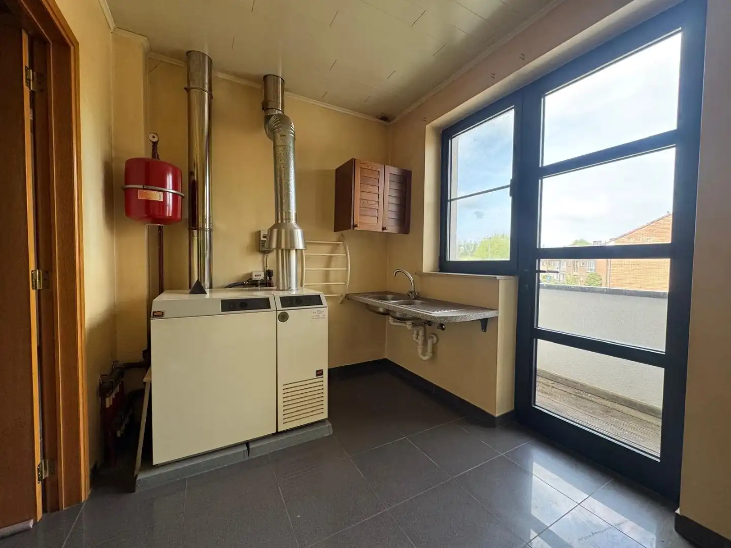 TE HUUR - Op zoek naar een ruim appartement in hartje Merchtem? Welkom Home! foto 13