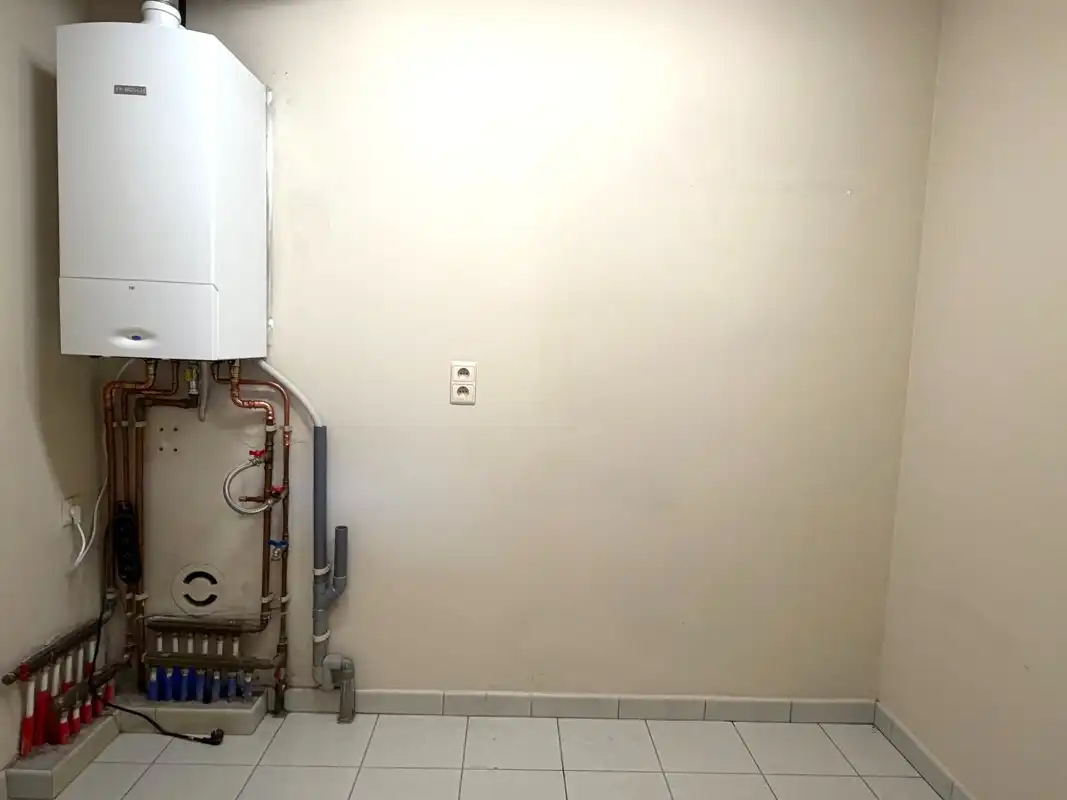 Ruim gelijkvloersappartement met 2 slaapkamers, omheind terras en garage met automatische poort. foto 12