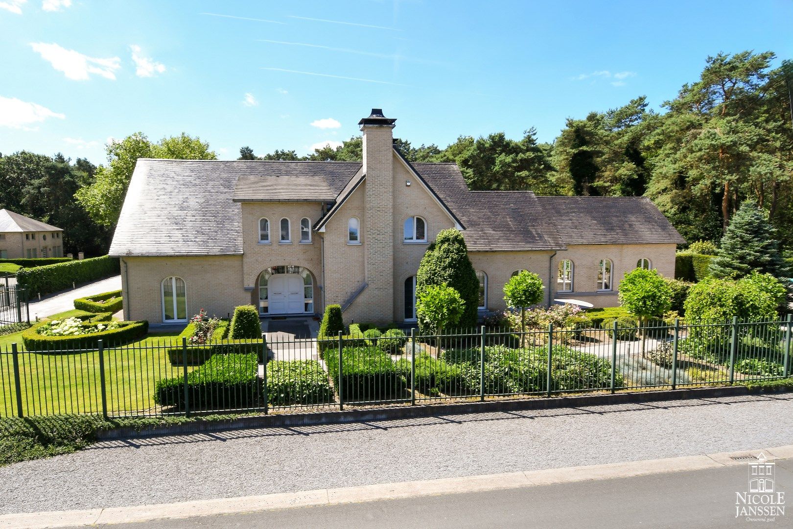 Exclusieve en ruim ingedeelde villa met prachtige tuin in residentiële buurt foto 16