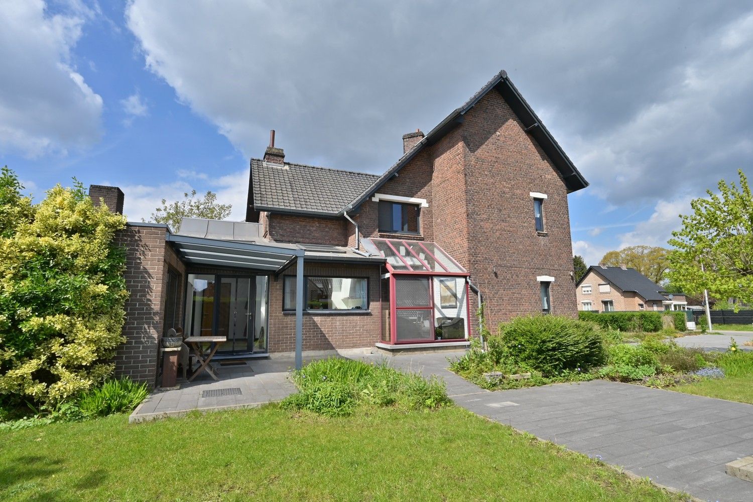 Karaktervolle woning met atelier, gelegen in een fraaie laan te Eisden-Maasmechelen. foto 27