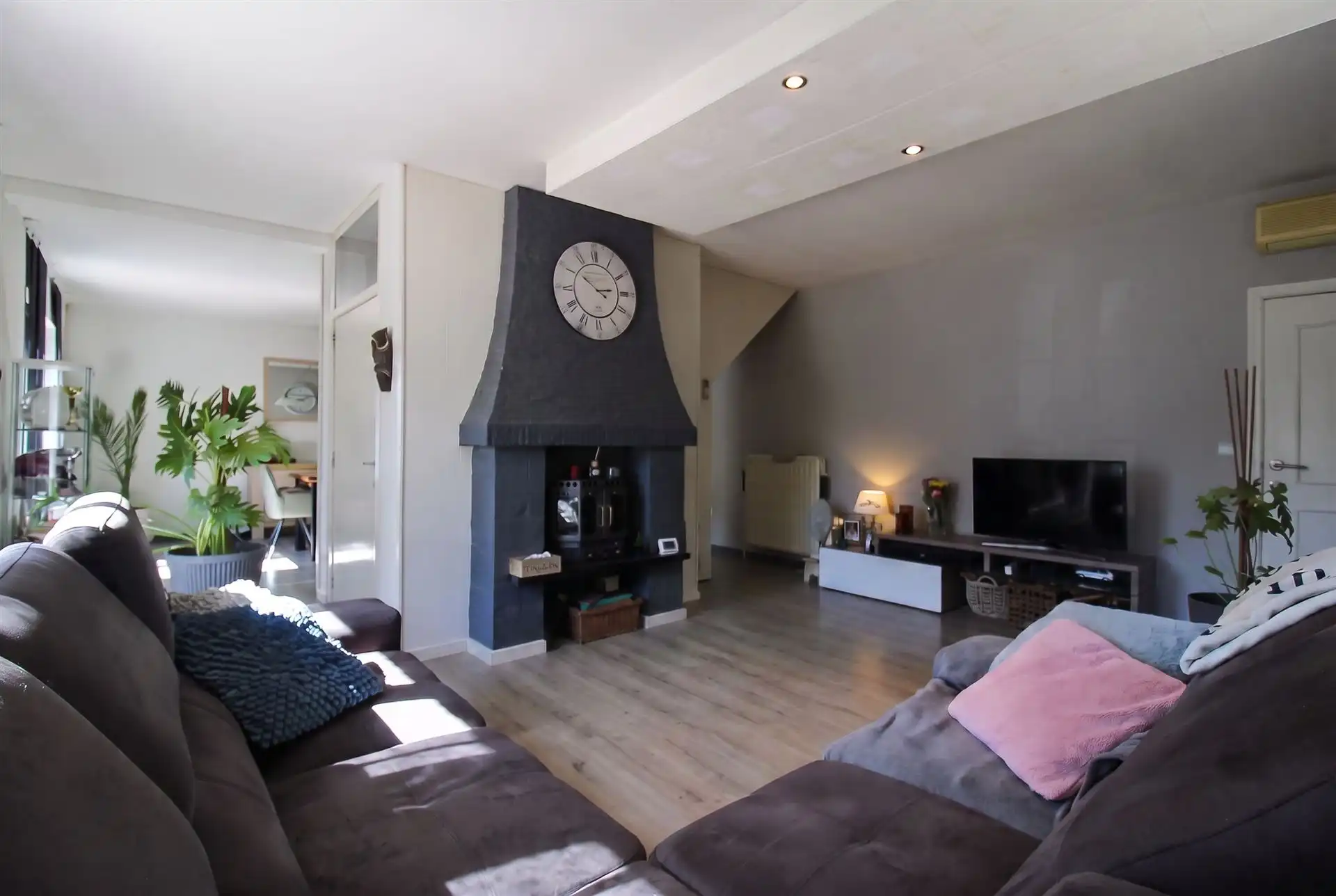 Ruime, verder af te werken gezinswoning met vier slaapkamers, EPC-label C, vrijstaande garage en een perceel van 562 m² in een rustige, doodlopende straat in Maasmechelen! foto 3
