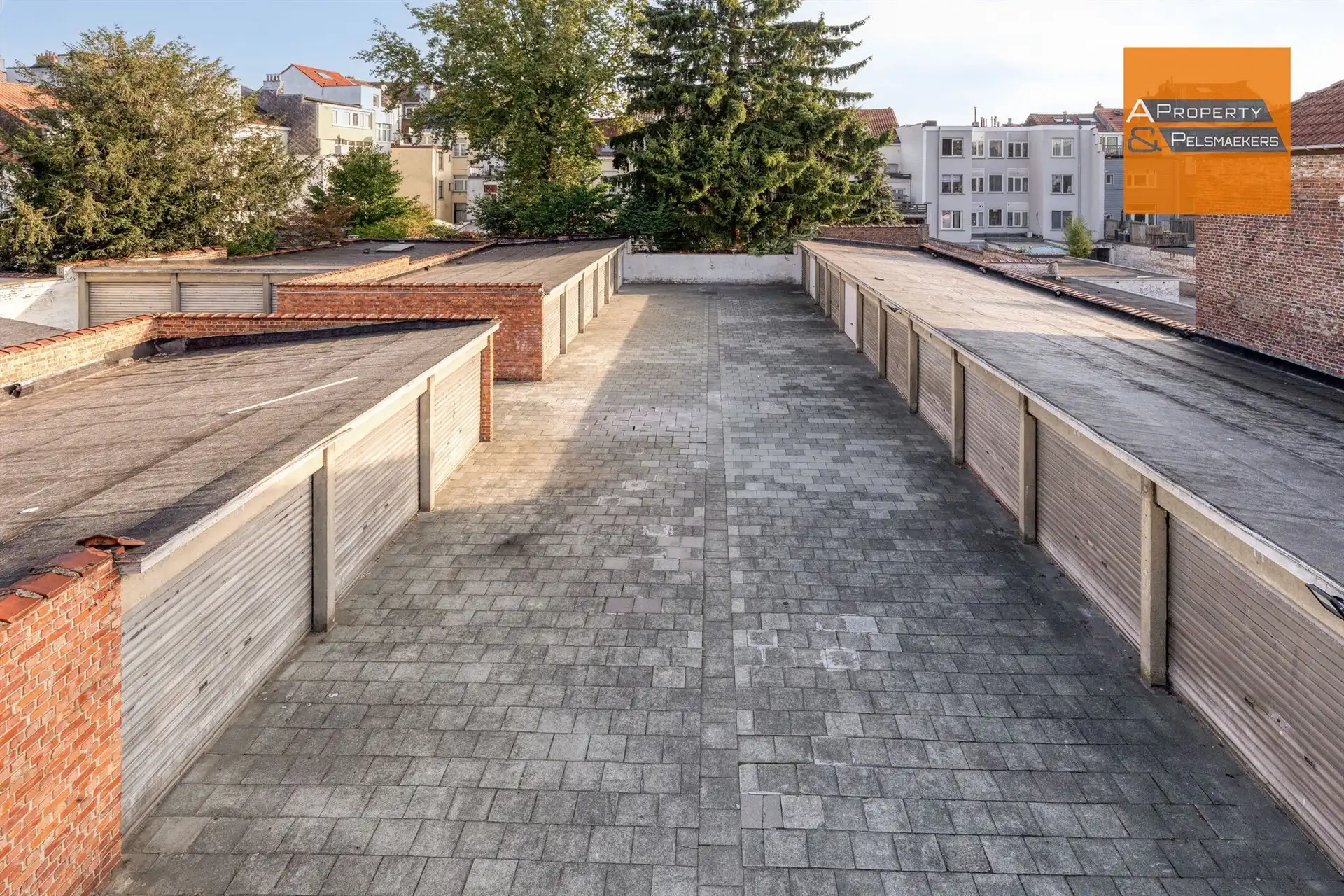 BOD AANVAARD 29 gesloten garageboxen te koop in een lot. foto 9