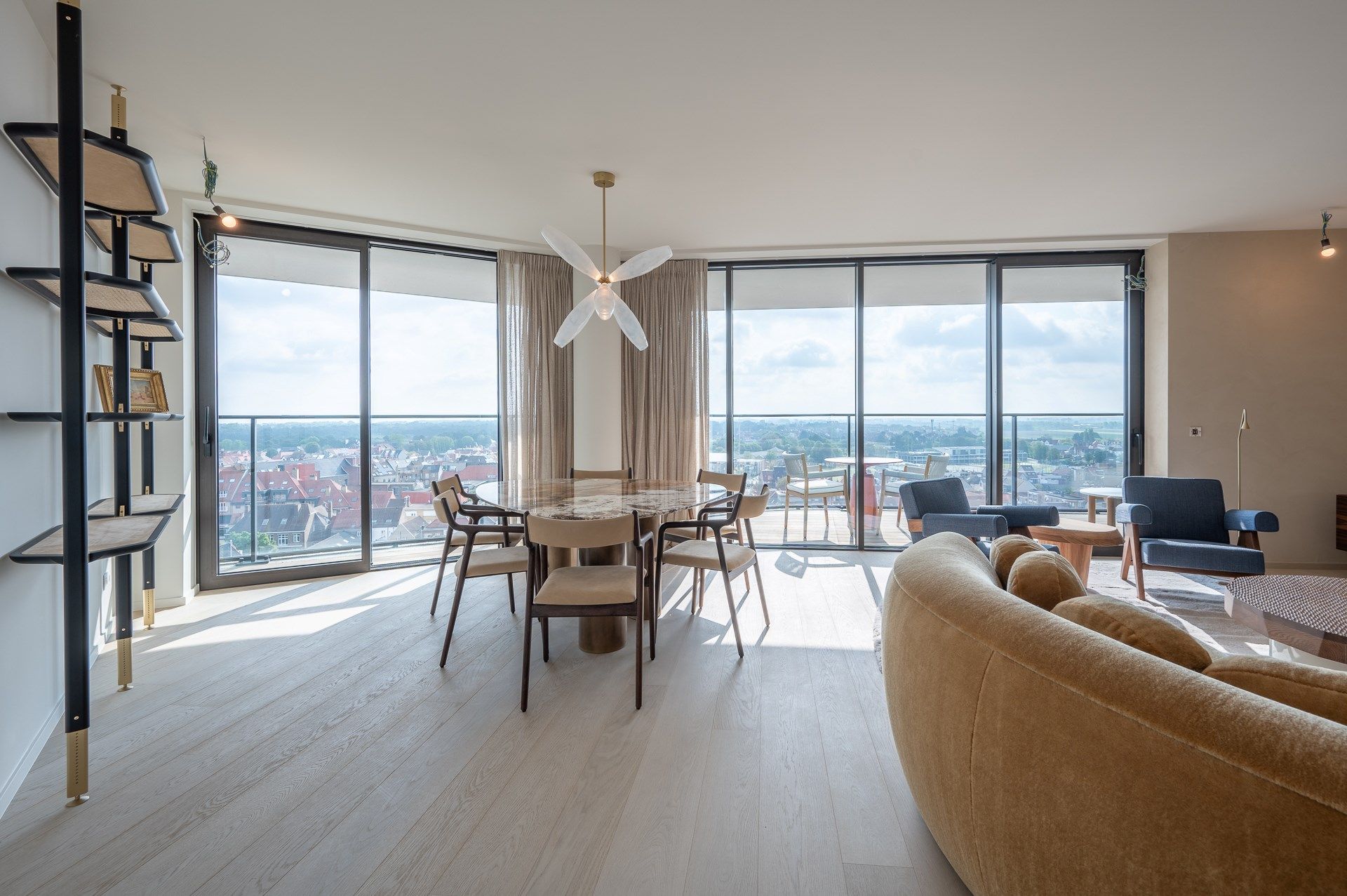 Luxueus appartement met zeer ruim terras gelegen in de exclusieve residentie The Tower. foto 9