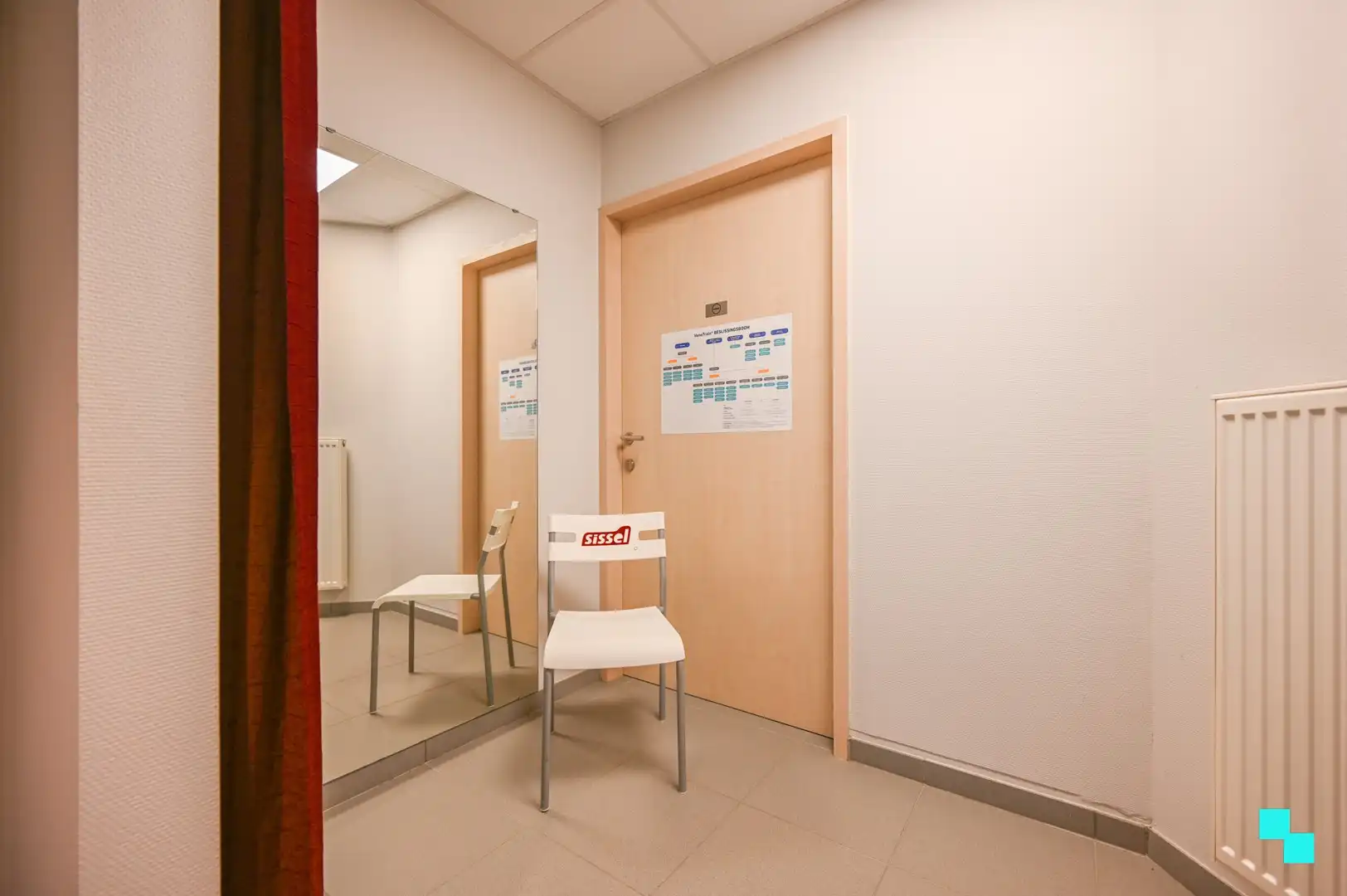 Deels ingerichte handelsruimte op toplocatie te Sint-Andries foto 9