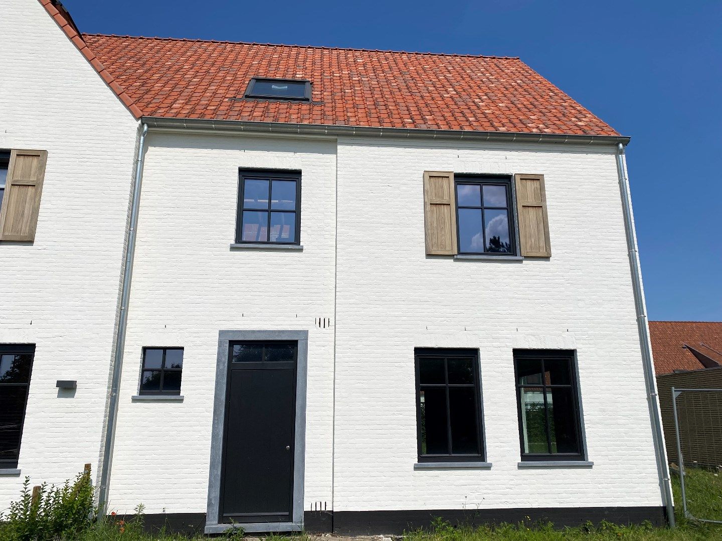 Mooie, witgekaleide koppelwoning TE KOOP met een authentieke look gelegen in Harelbeke. foto 3