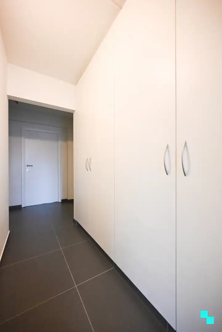 Verrassend ruim en compleet gerenoveerd appartement in hartje Izegem foto 15