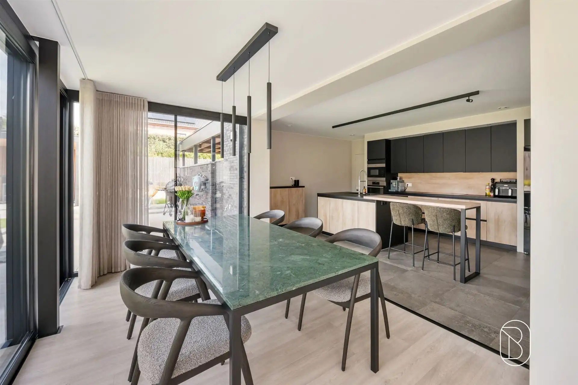 Topgelegen recente moderne woning foto 11