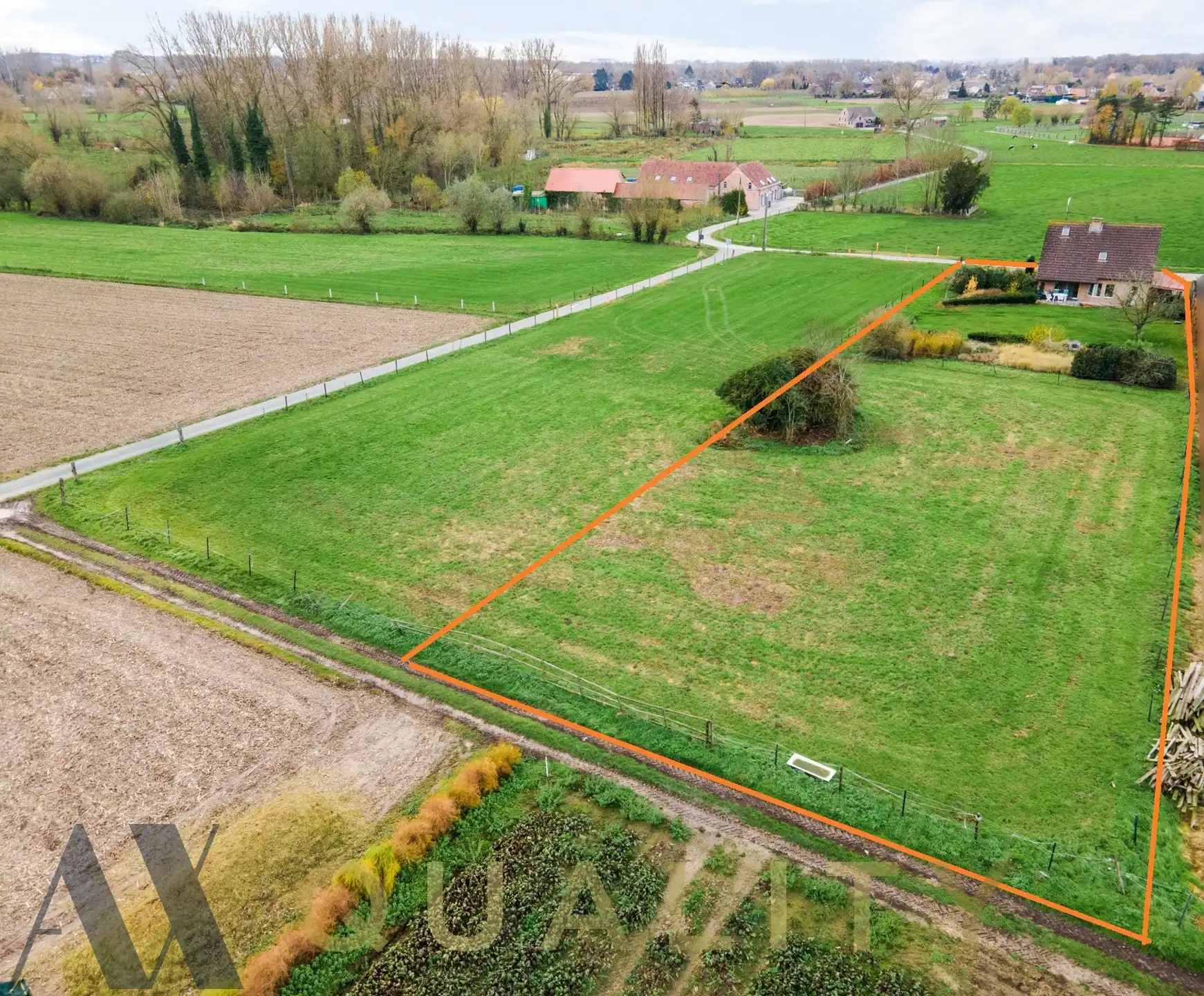 Hoofdfoto van de publicatie: IN OPTIE Rustig en landelijk gelegen villa met weiland op 30 are 94 ca