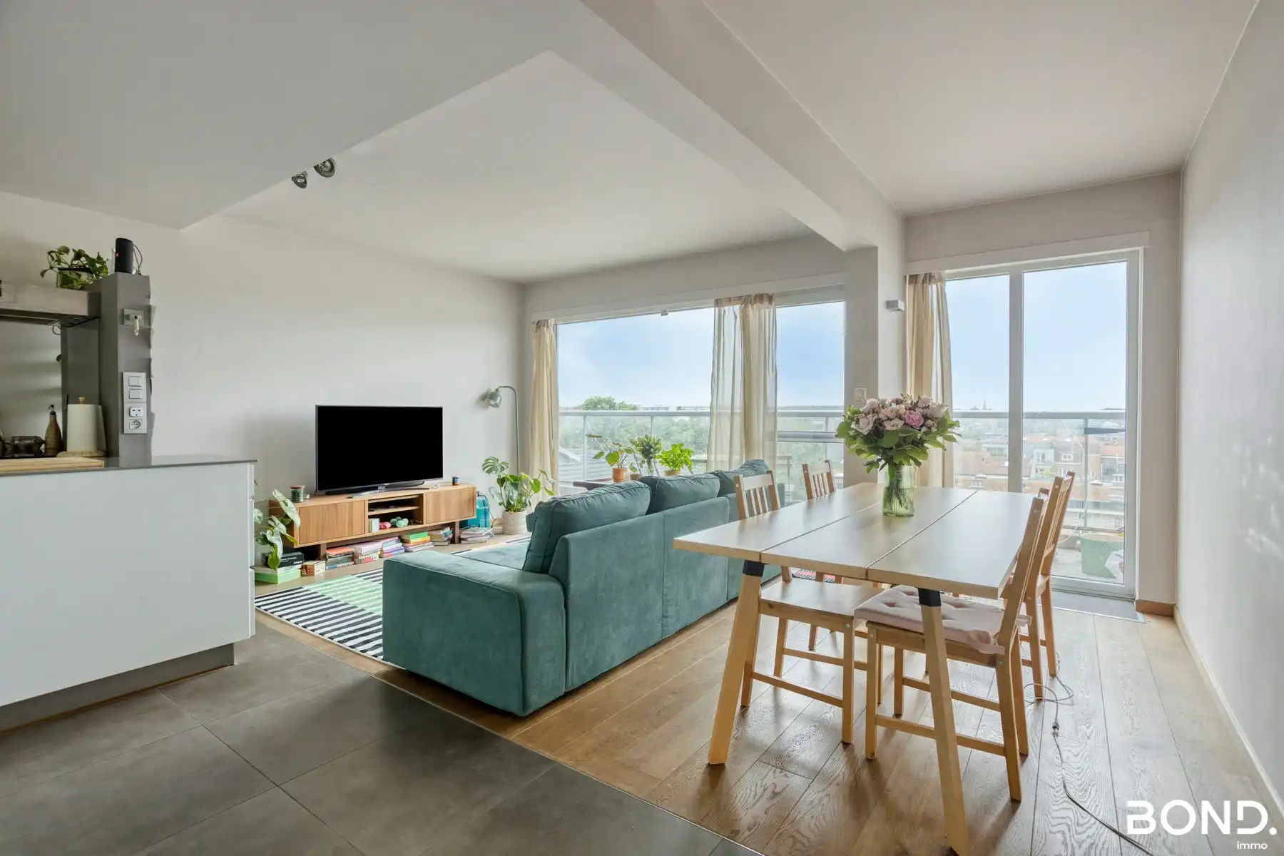 Instapklaar 2-slaapkamerappartement met terras, en parking foto 2