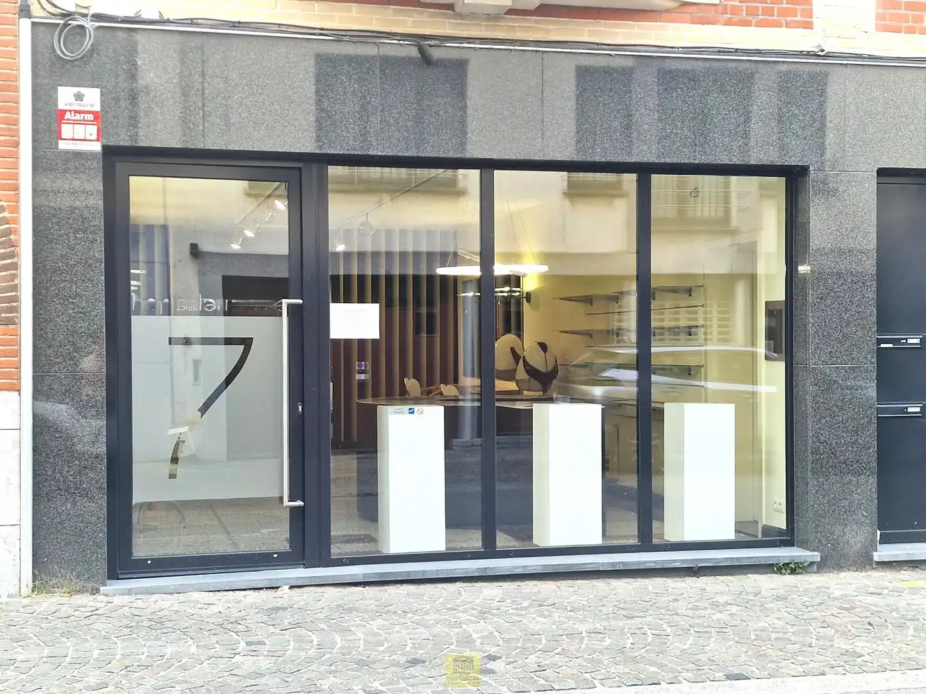 Instapklaar handelspand in het centrum van Aalst – topligging tussen Keizersplein en Hopmarkt foto {{pictureIndex}}