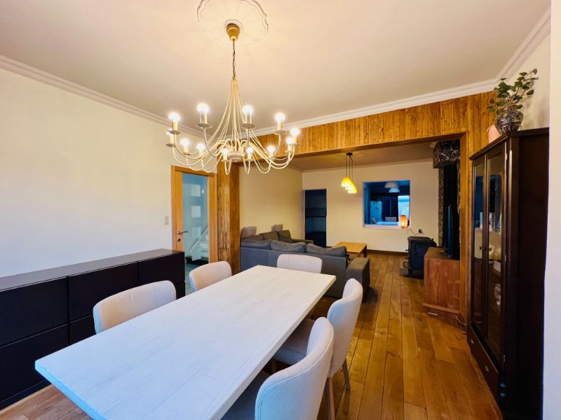 UITSTEKEND GELEGEN RIJWONING MET DRIE SLAAPKAMERS, TUIN EN AUTOSTAANPLAATSEN foto 7