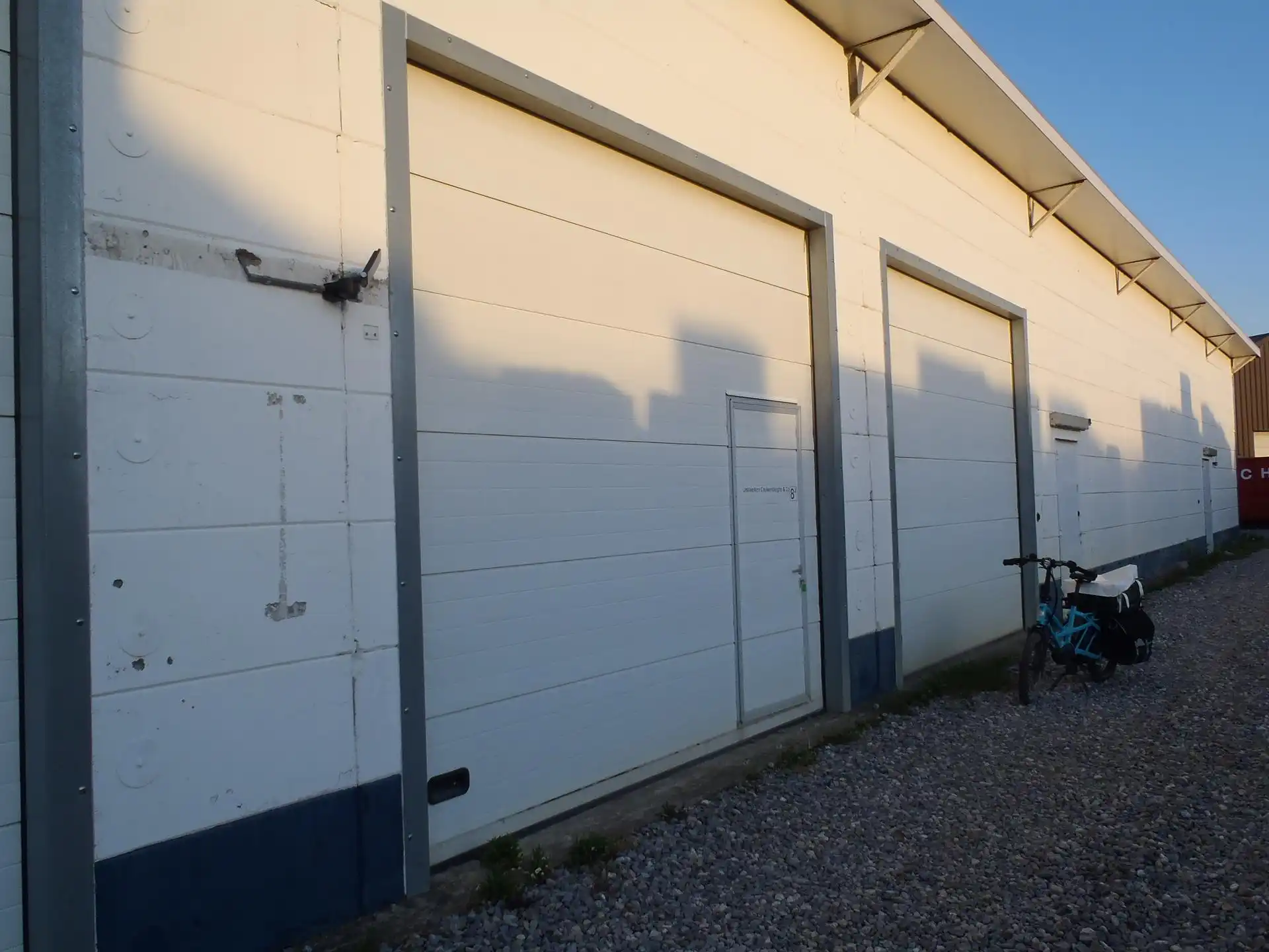 Stockageruimte van 140 m² met inrijpoort. foto 3