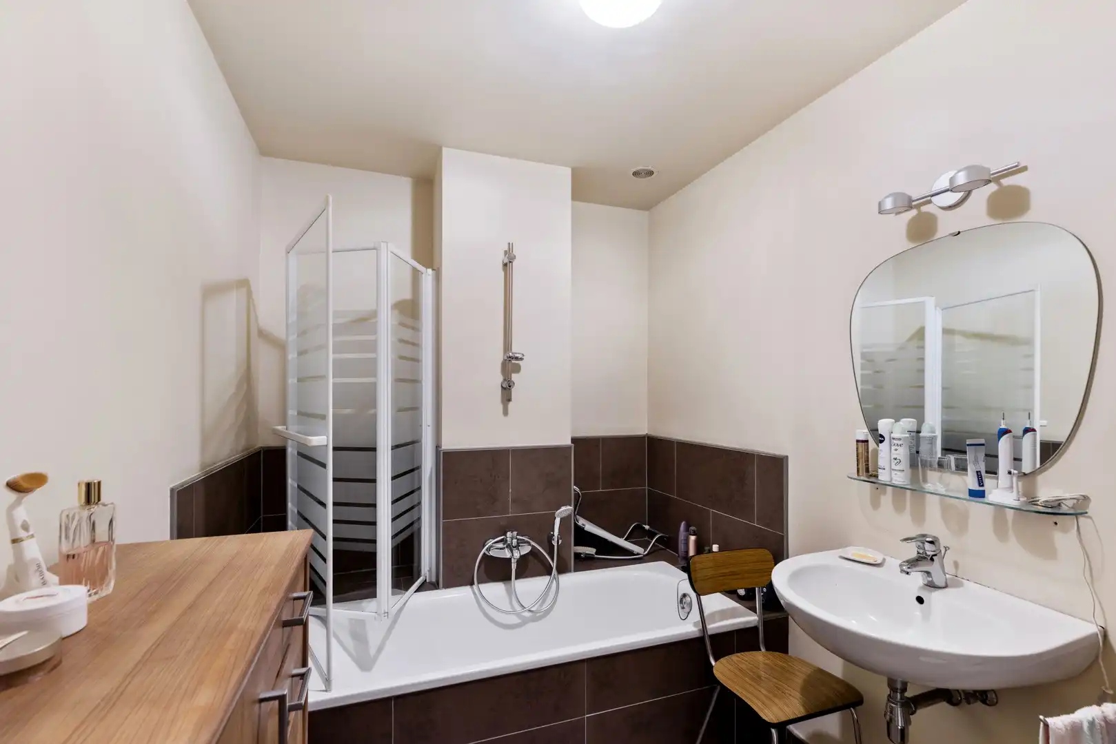 Uitstekend onderhouden opbrengsteigendom met 7 instapklare appartementen en 2 garages in het centrum van Izegem foto 4