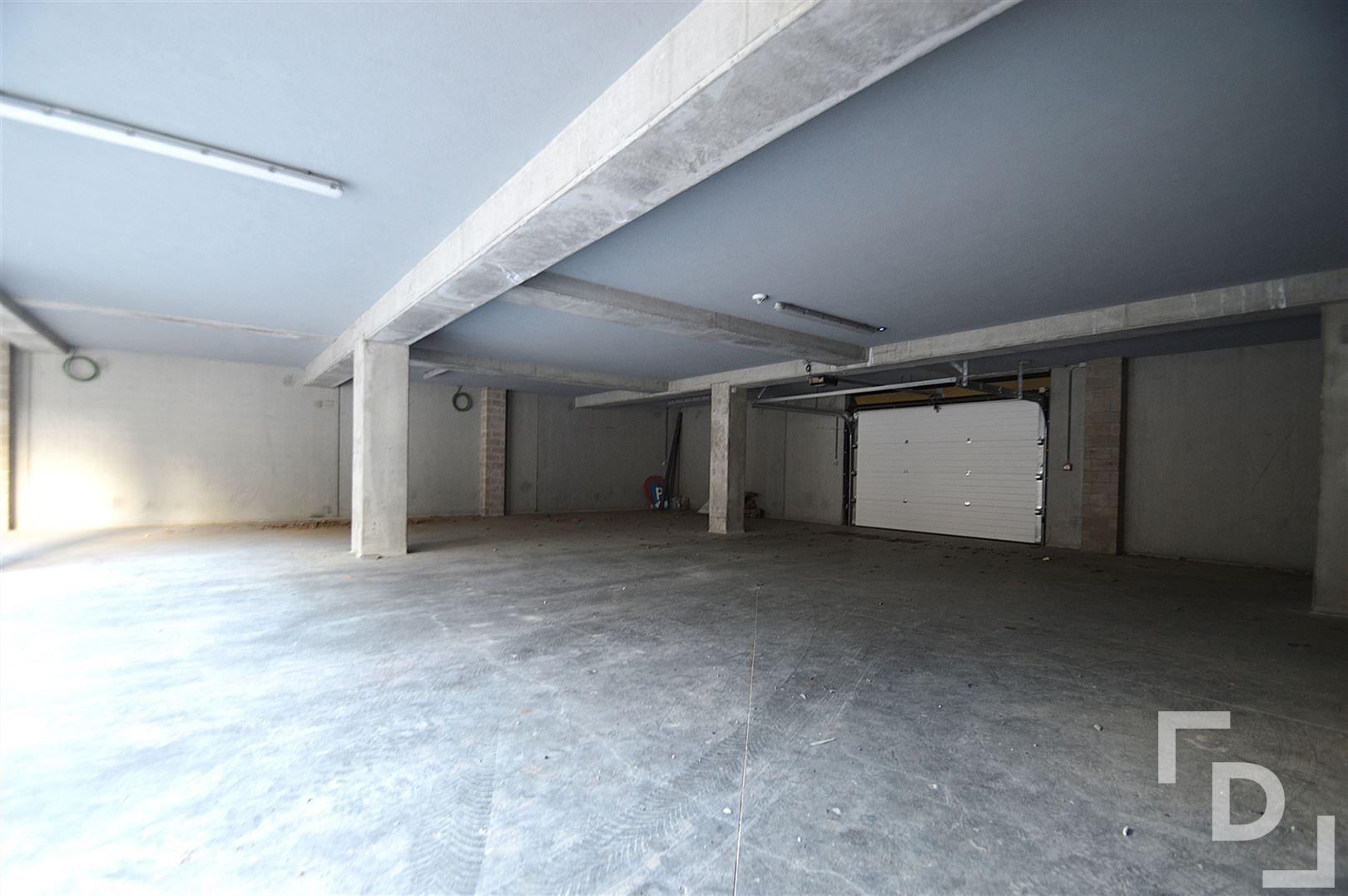 Nieuwbouwappartement van hoogwaardige afwerking met staanplaats te huur in centrum Ieper foto 14