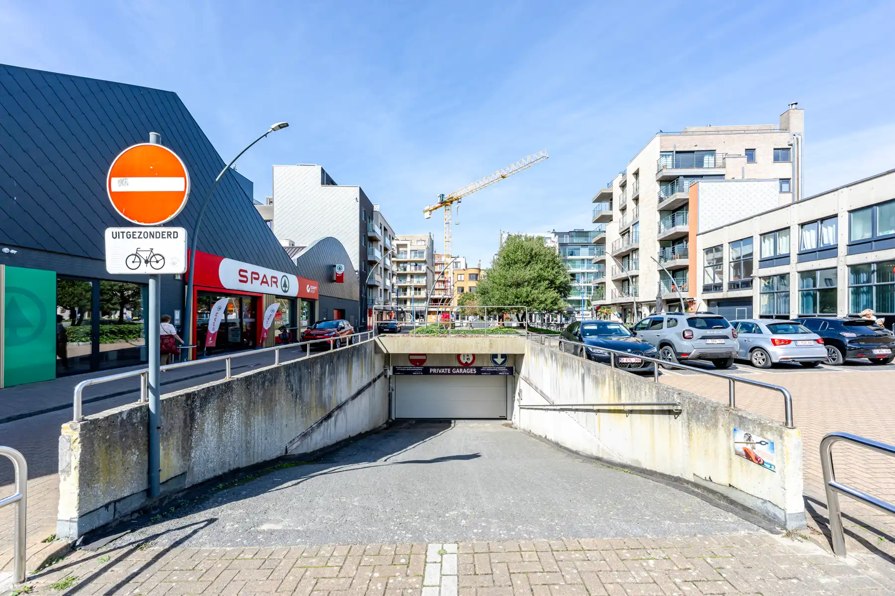 Gesloten garagebox in het centrum van Koksijde-Bad foto {{pictureIndex}}