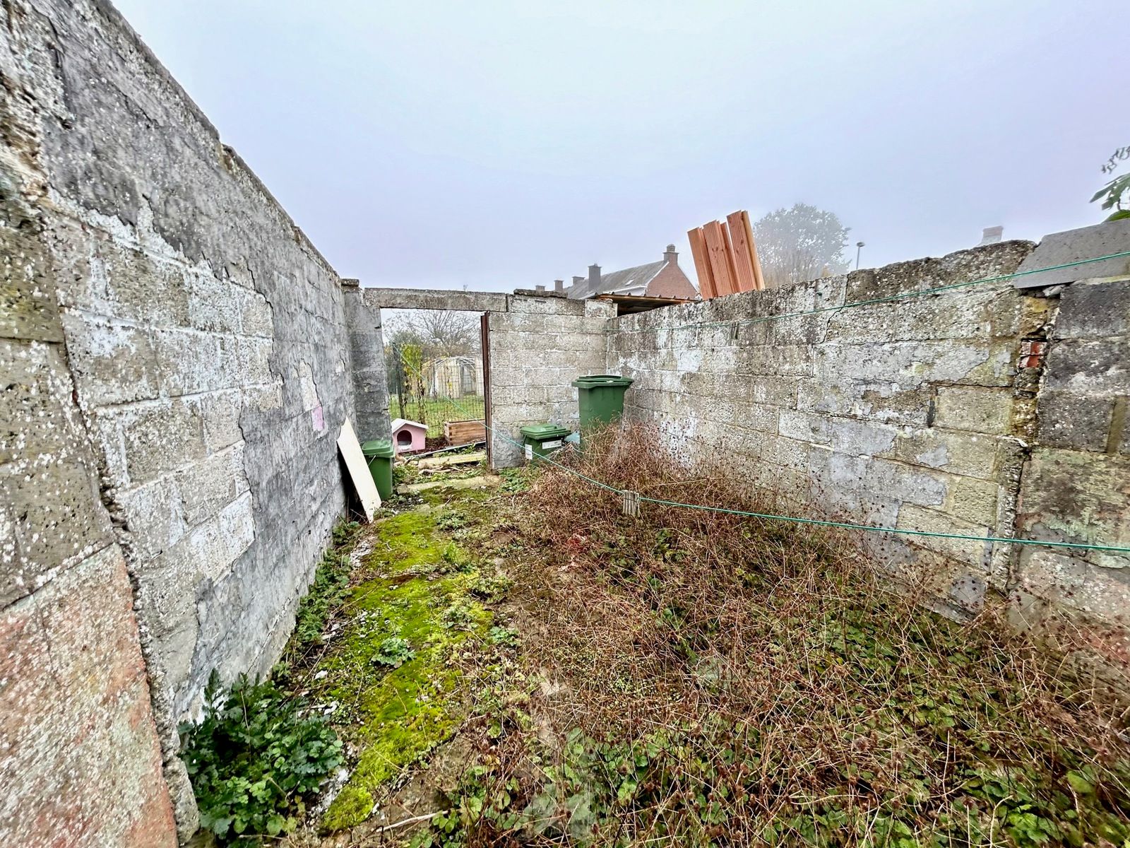 Te renoveren gezinswoning met tuin foto 17