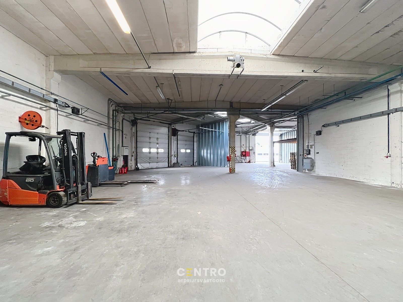 Logistieke LOODS/MAGAZIJN van ± 520m2 met 5 poorten waarvan 3 loskades TE ROESELARE ! foto 9