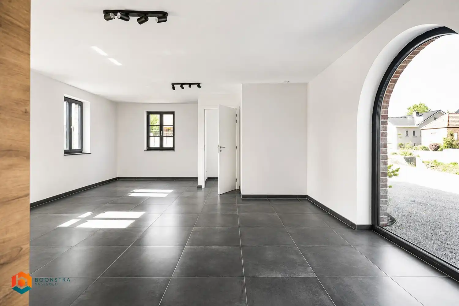 Energiezuinige villa met praktijkruimte en 4 slpkrs foto 8