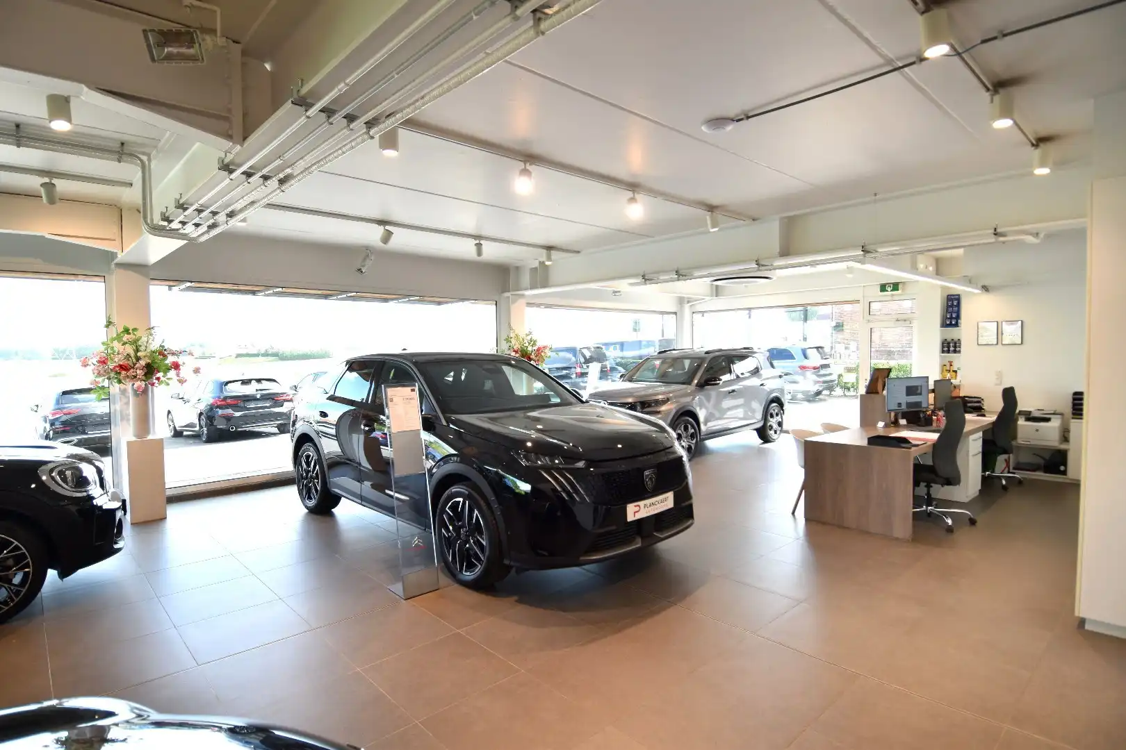 Commercieel pand met showroom, atelier, parking én bovenliggend appartement te koop in Bellegem foto 6