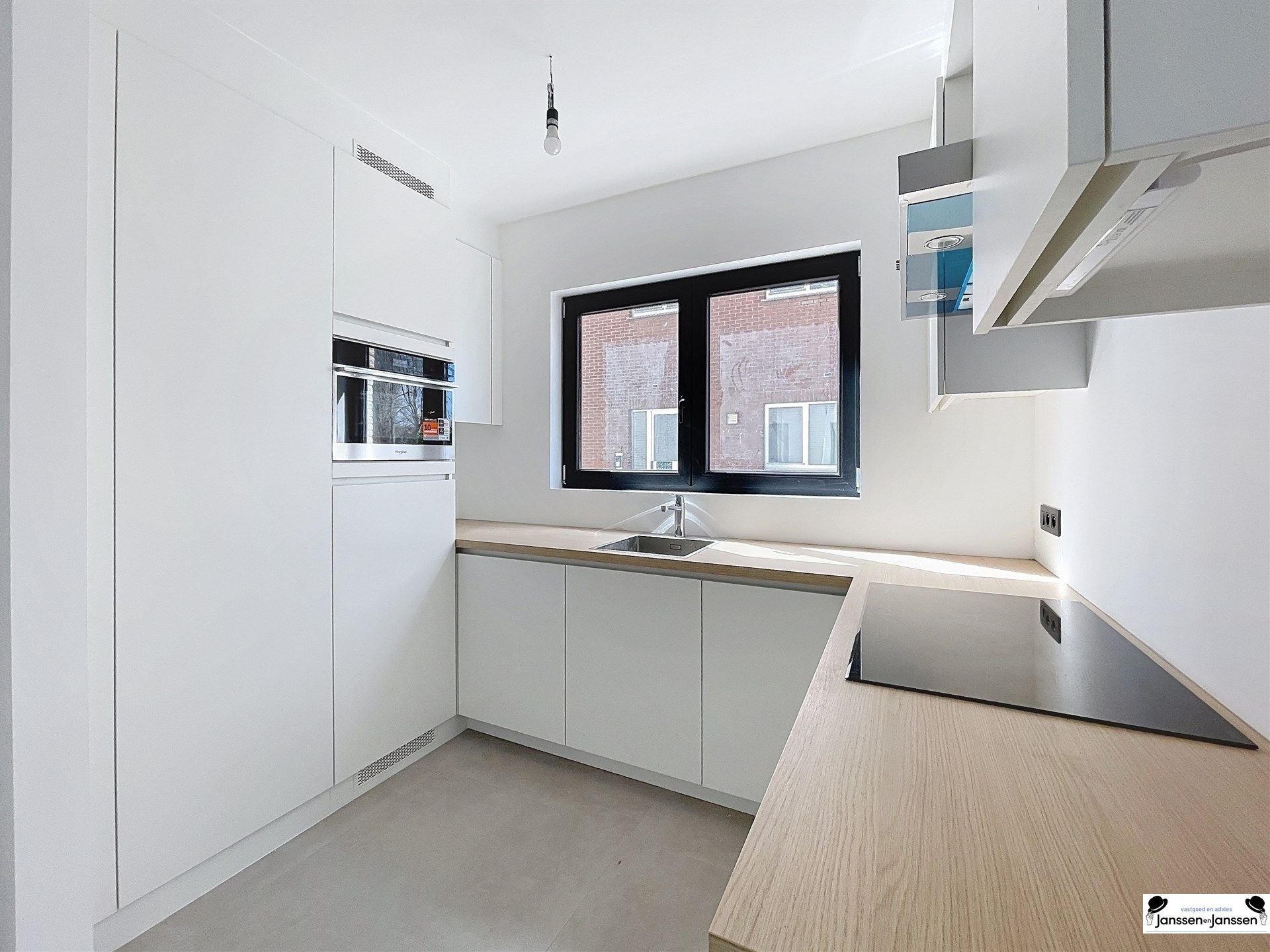 Gelijkvloers gerenoveerd appartement met 2 slaapkamers en tuin foto 3