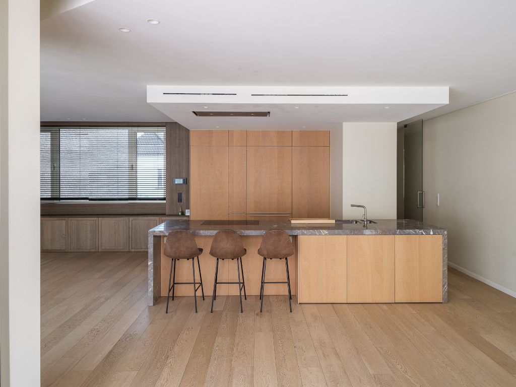 Luxueus tweeslaapkamerappartement met ruim terras en centrale ligging aan de Kouter. foto {{pictureIndex}}