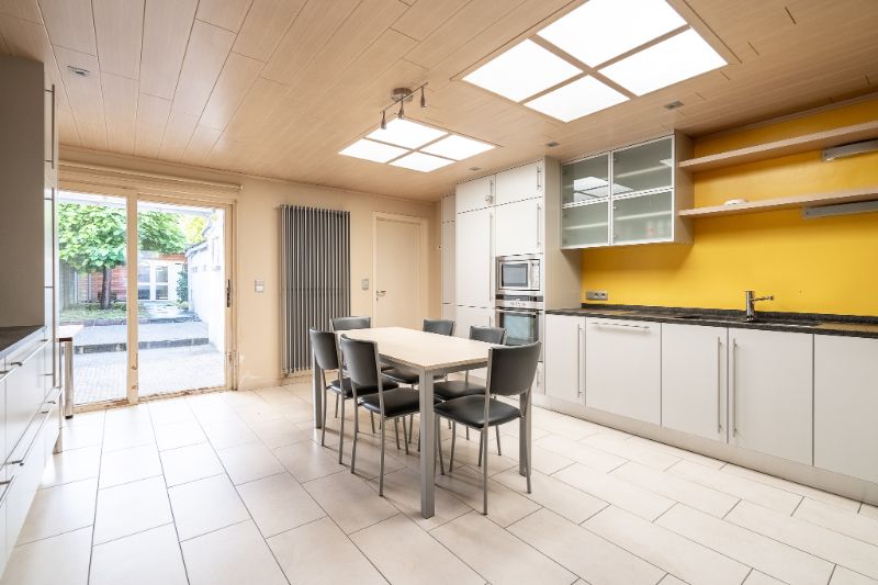 Instapklare woning met ruime keuken, tuin en garage op centrale locatie foto 9