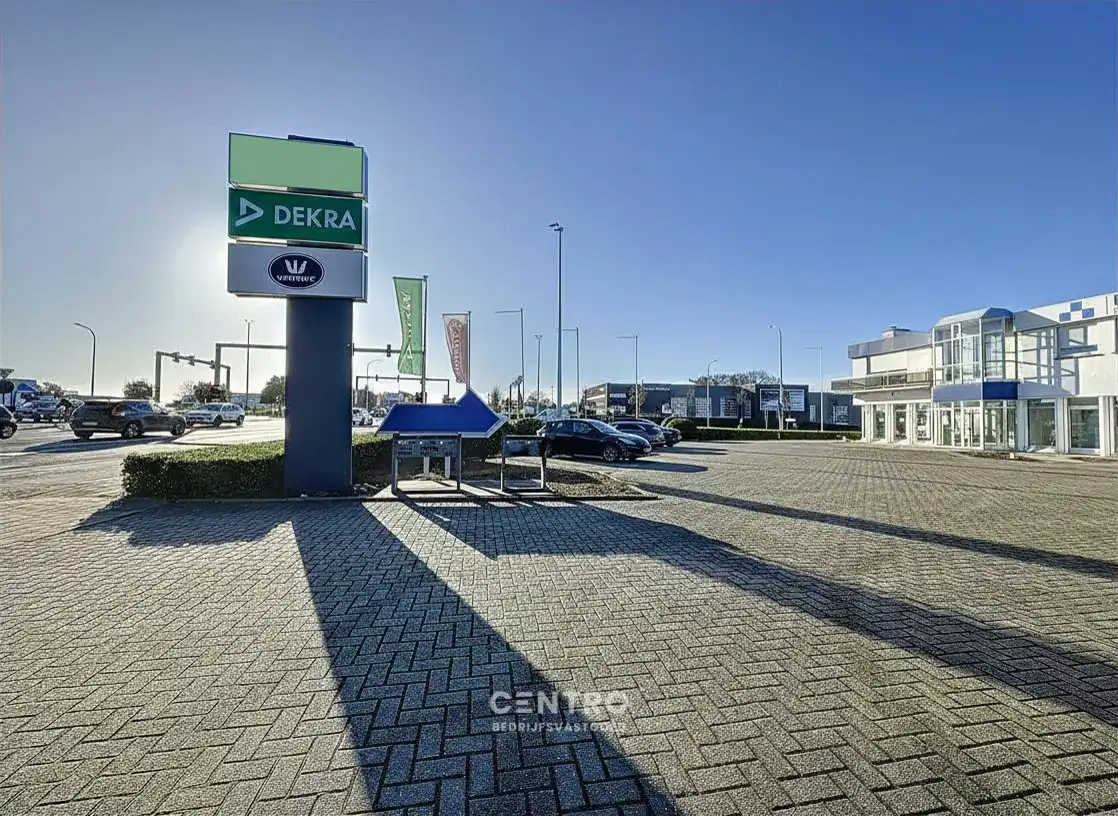 Schitterend gelegen KANTOOR/WINKELRUIMTE (AAA-locatie met TOP visibiliteit !) te Roeselare. foto 17