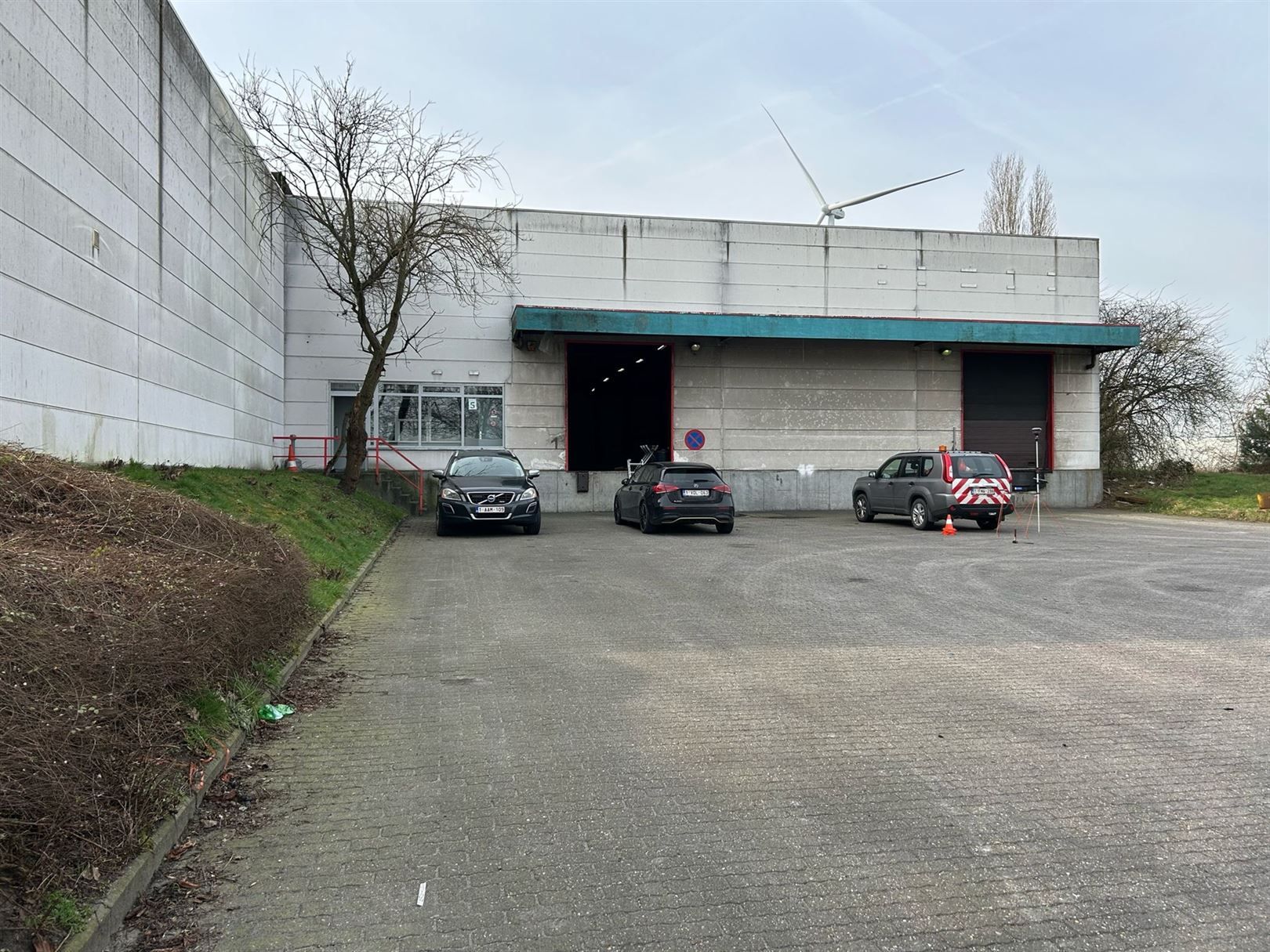 Multifunctioneel magazijn + kantoor en buitenruimte te Meer foto {{pictureIndex}}