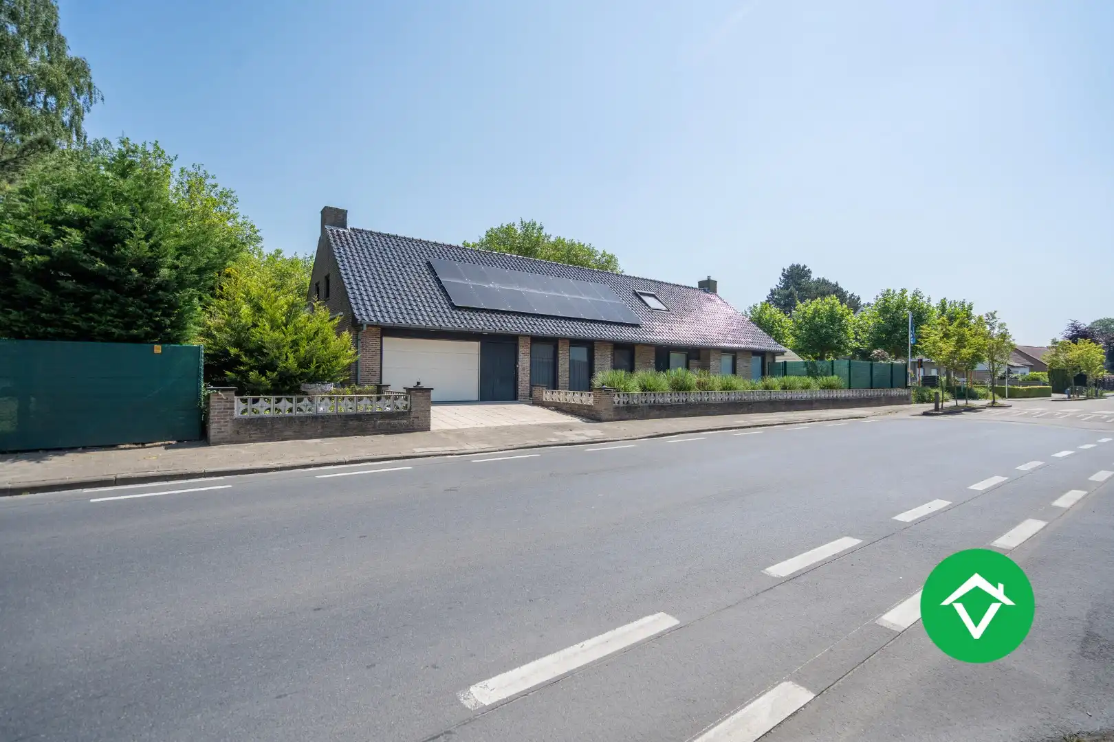 Zeer ruime en instapklare woning met veel mogelijkheden te Eernegem foto {{pictureIndex}}