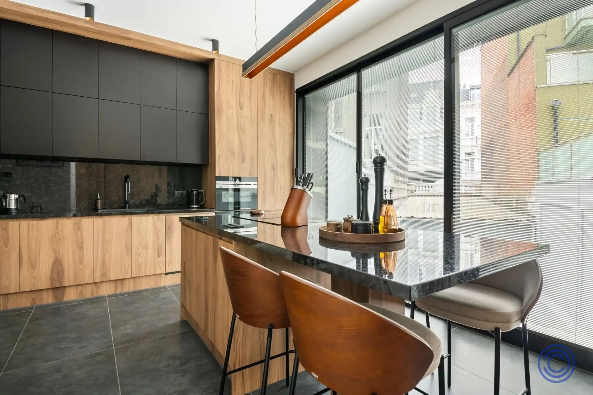 Luxueuze, gerenoveerde duplex in statig herenhuis! foto 4