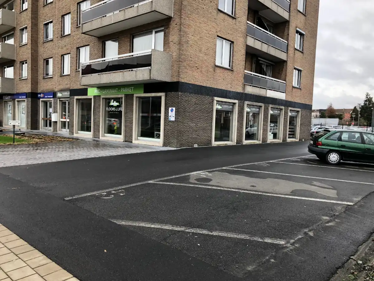 COMMERCIEEL GELEGEN HANDELSRUIMTE + PARKING foto 2