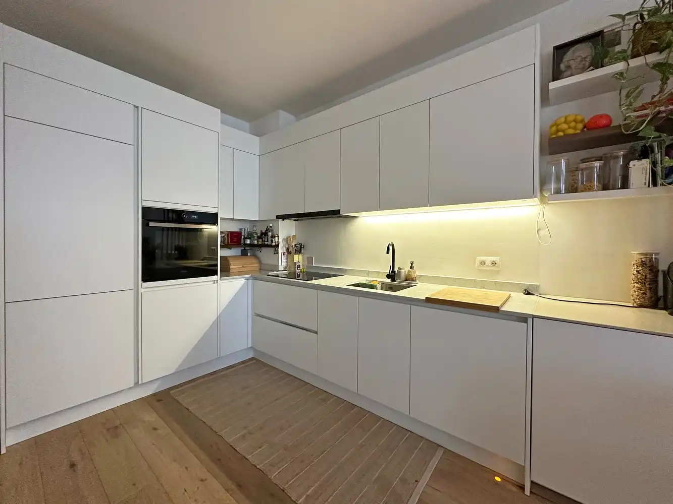 Zeer mooi gerenoveerd één-slaapkamer appartement met terras te Deurne. foto 2