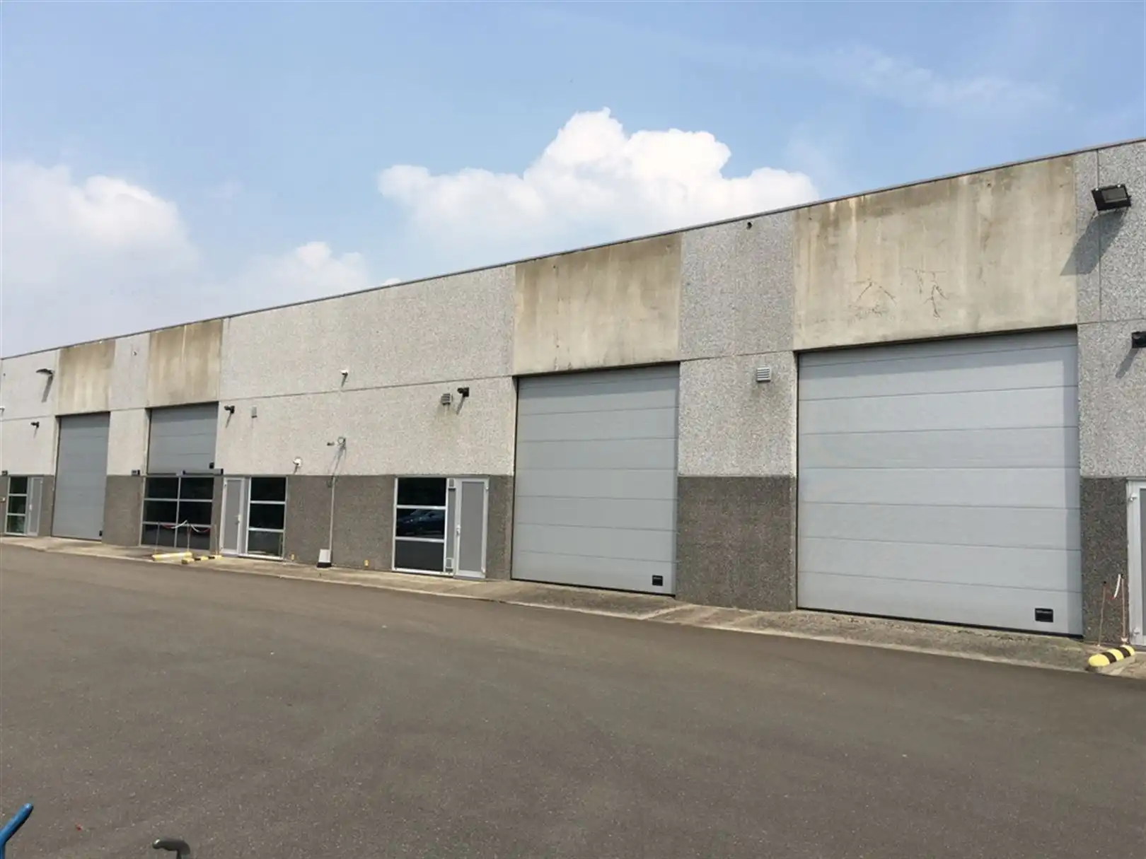 Geïnstalleerde KMO units met kantoren foto 2