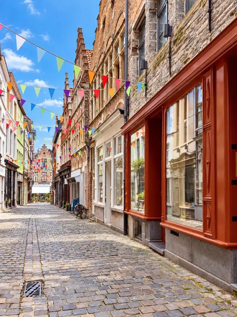 Karaktervol handelspand nabij de Vrijdagsmarkt in Gent foto {{pictureIndex}}