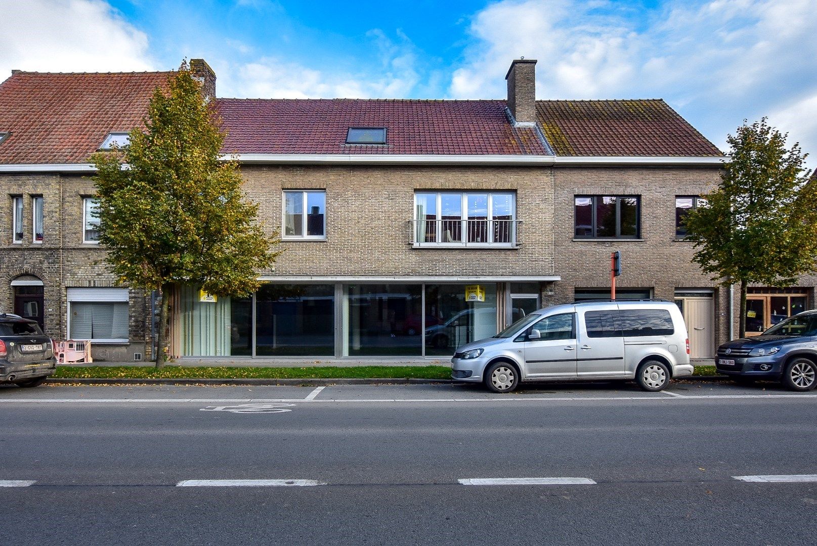 Gerenoveerd ruim handelsgelijkvloers te huur (324m²) in het centrum van Diksmuide.  foto 2