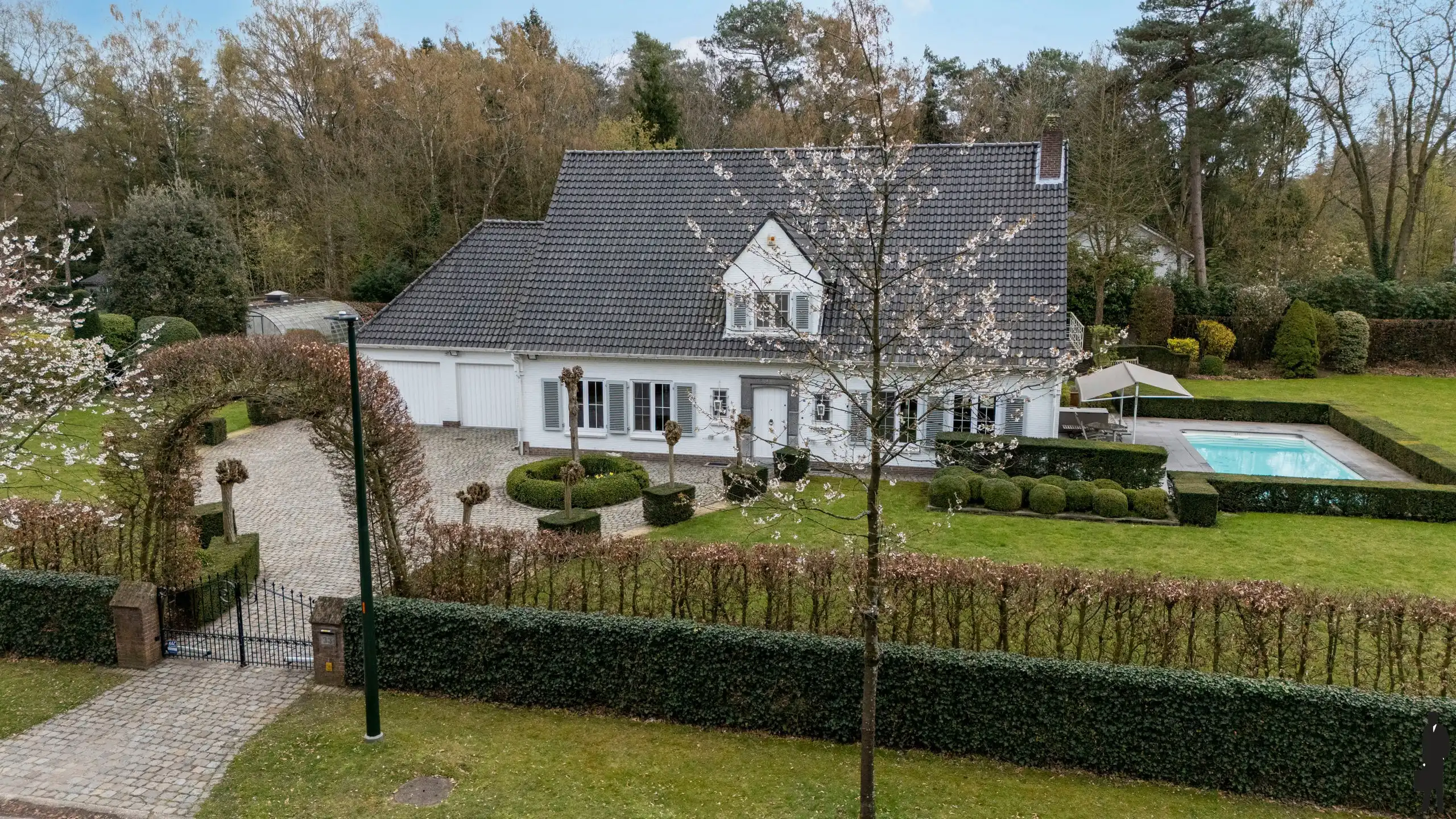 Klassieke villa met zwembad op ca. 3.150 m² in Schilde foto {{pictureIndex}}