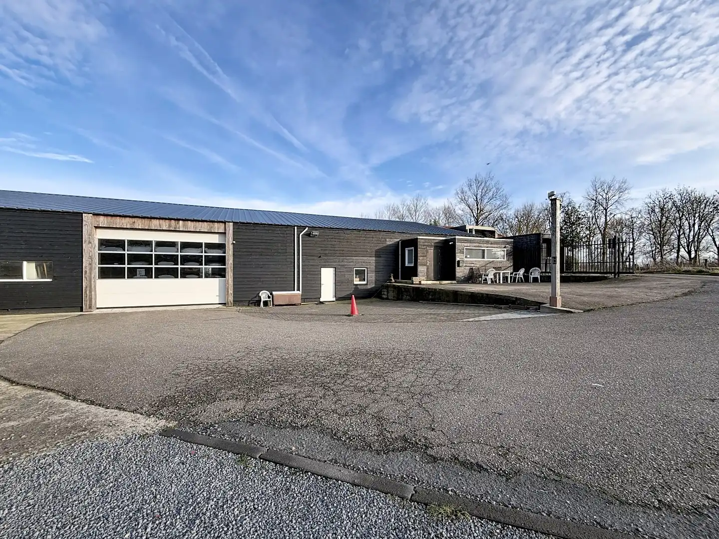 "Ruime hangar in Retranchement biedt talloze mogelijkheden voor industrieel gebruik" foto 19