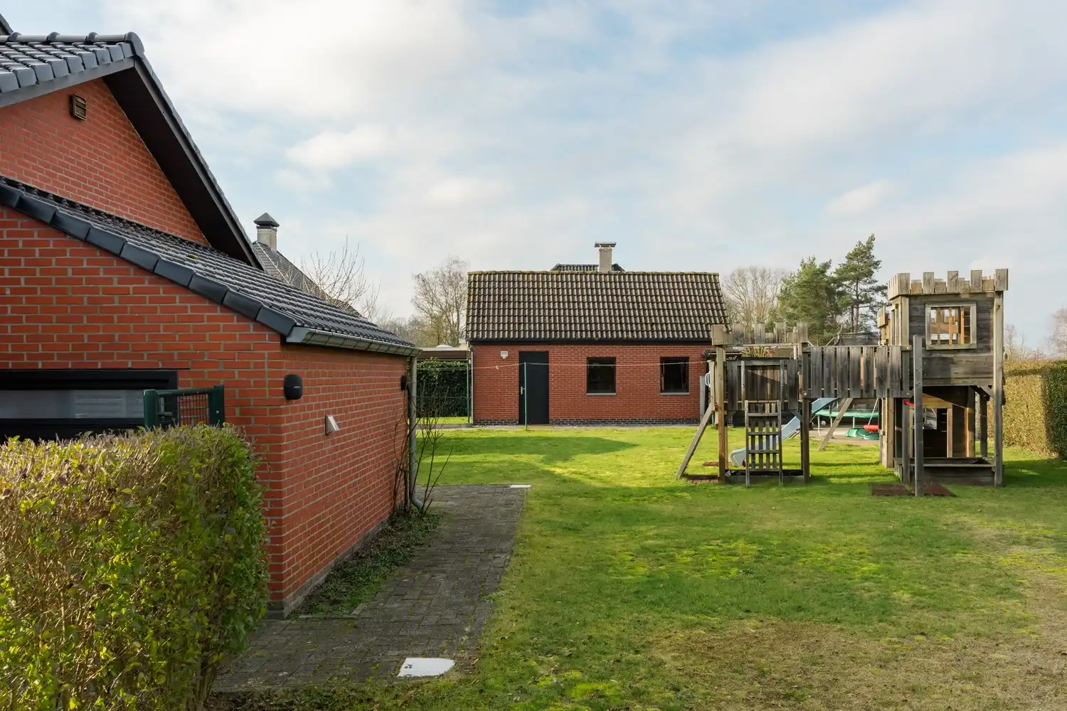 Instapklare  gezinswoning op ruim hoekperceel van 784 m² foto 48