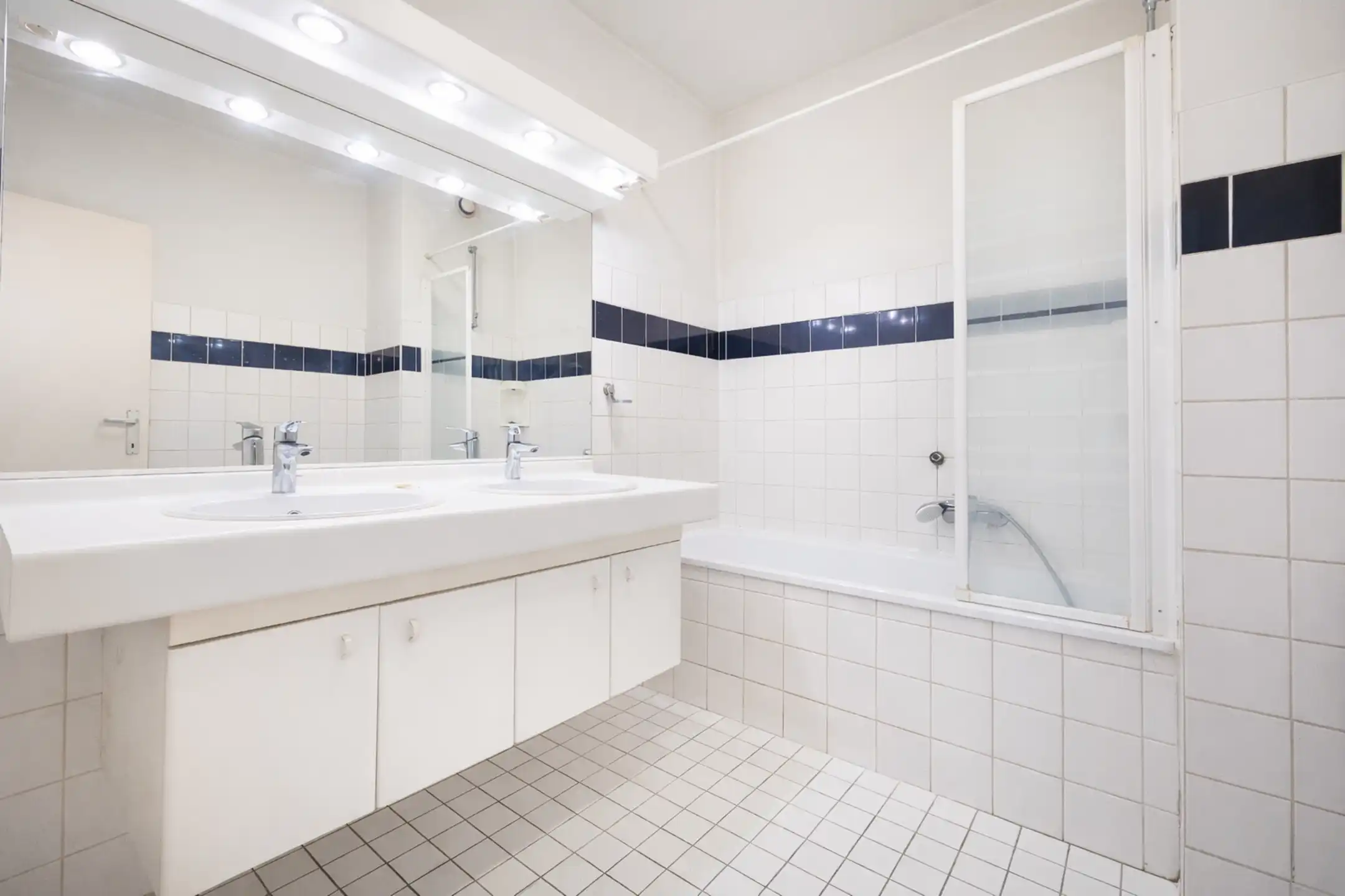 Europese wijk | Licht appartement met parking foto 10