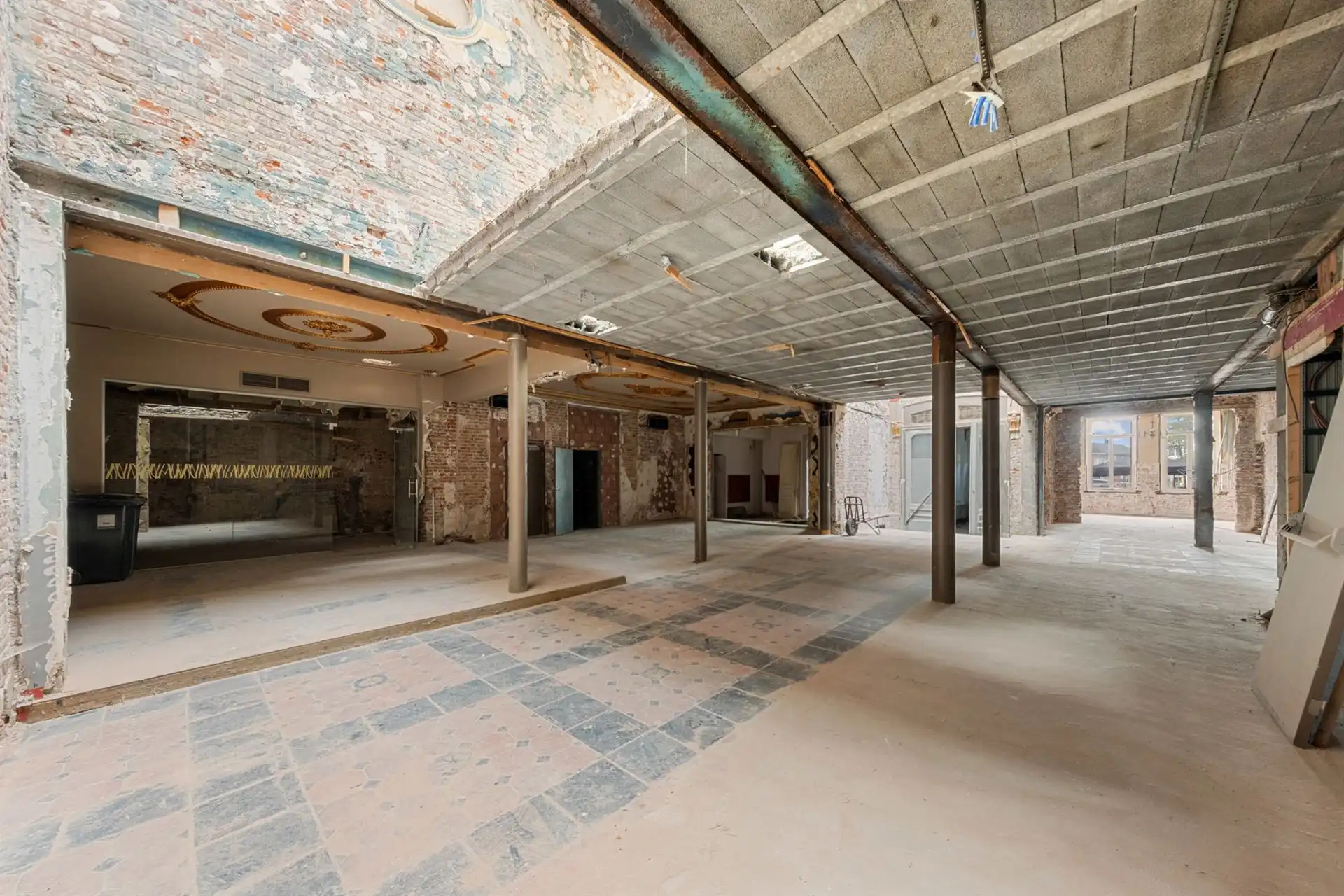 Statige herenwoning (1.000 m²) op de Markt in Ronse foto 8