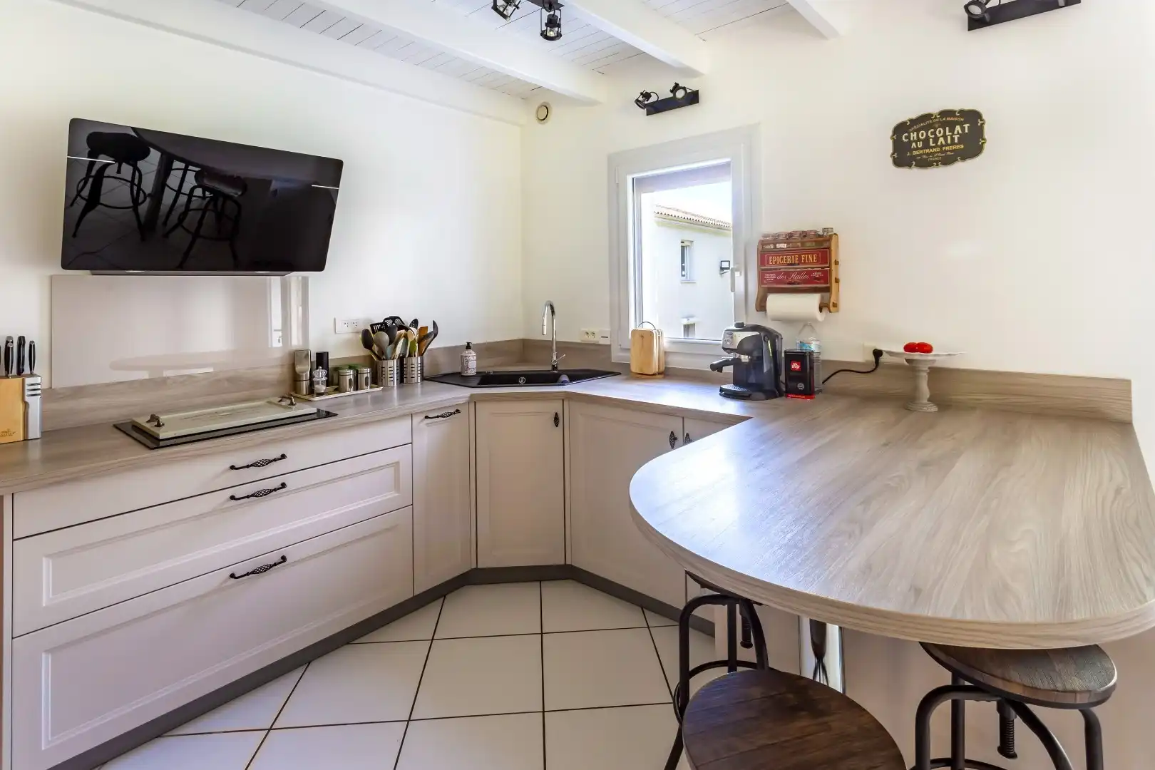 Unieke woning met karakter en een grote garage op uiterst rustige ligging in Mouthiers-sur-Boëme foto 4