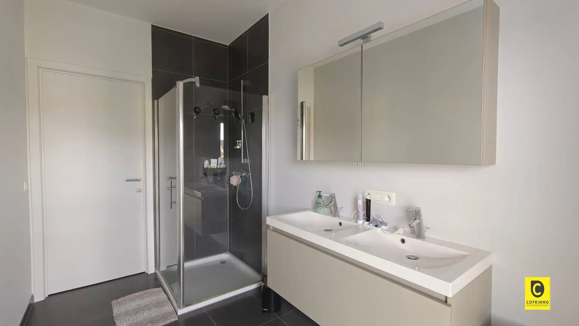Ruim 2 slaapkamer appartement + P foto 10