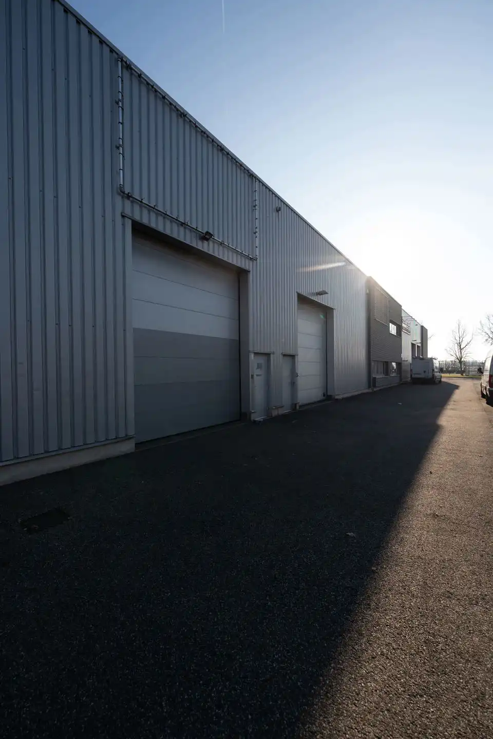 Te huur: bedrijfsunit met 360 m² magazijn en 144 m² kantoor foto 2