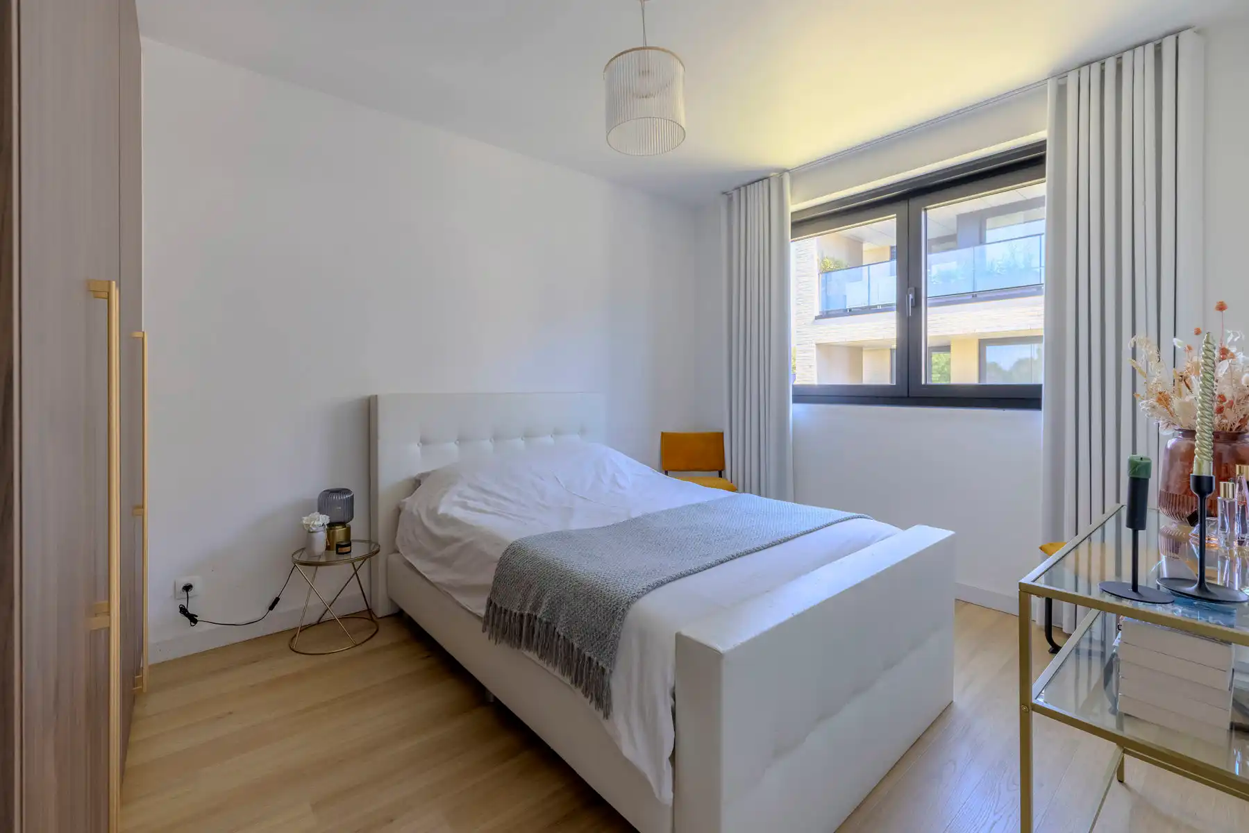 Ruim appartement met 2 slpks, terras van 71m2 en 2 staanplaatsen foto 11