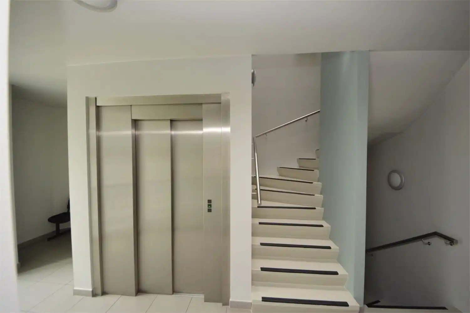 INSTAPKLAAR KANTOOR MET 6 PRIVE PARKEERPLAATSEN NABIJ E40 KAREELSTRAAT foto 2